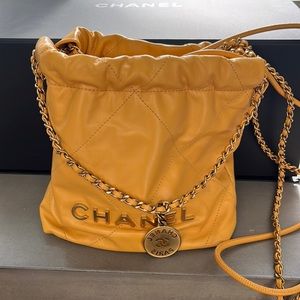 Chanel Mini 22